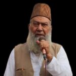 ٹنڈوآدم بارایسوسی ایشن کے انتخابات میں صدرمنتخب ہونے والے عبداللہ خٹک کوحیدرآباد یونین آف جرنلسٹس دستور کاصدرلالہ مرزاخان اجرک کاتحفہ پیش کرتے ہوئے
